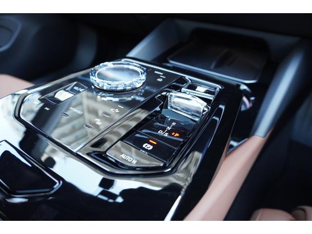 5シリーズ 523d xDriveツーリング エクスクルーシブ 弊社デモカー セレクトP コンフォートドライブP ExclusiveメリノレザーP コッパーブラウンレザー パノラマガラスサンルーフ アダプティブサス 後輪操舵 ベンチレーション 正規認定中古車(8枚目)