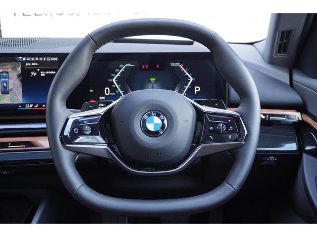 5シリーズ 523d xDriveツーリング エクスクルーシブ 弊社デモカー セレクトP コンフォートドライブP ExclusiveメリノレザーP コッパーブラウンレザー パノラマガラスサンルーフ アダプティブサス 後輪操舵 ベンチレーション 正規認定中古車(9枚目)