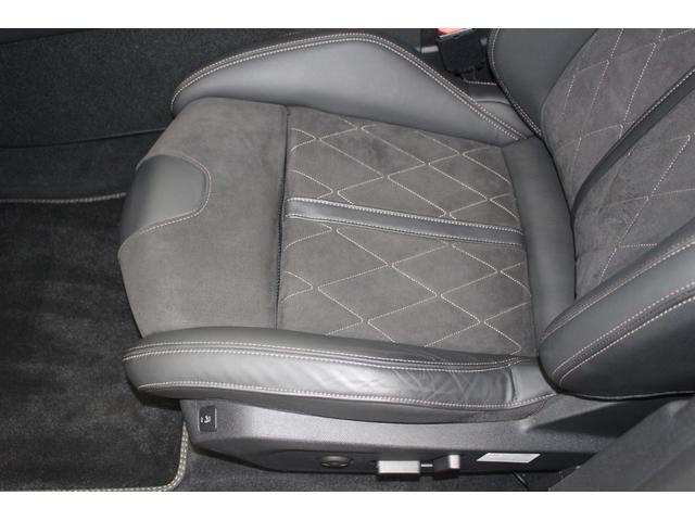 �D���ȃ{�f�B���C���Ƃ͑ΏƓI�ɁA�t�����g�t�F�C�X�͒��̐[���A�O���b�V�u�ȋC�z���݂Ȃ��点�Ă���܂��B