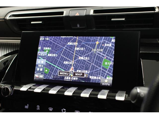 �Z���^�[�t�F�C�V�A�ɂ̓h���C�o�[�Ɍ����ăZ�b�g�A�b�v���ꂽ�W�C���`�^�b�`�X�N���[���̉��ɂ͔�s�@�̃R�b�N�s�b�g���v�킹��g�O���X�C�b�`�����R�ƕ���ł������܂��B