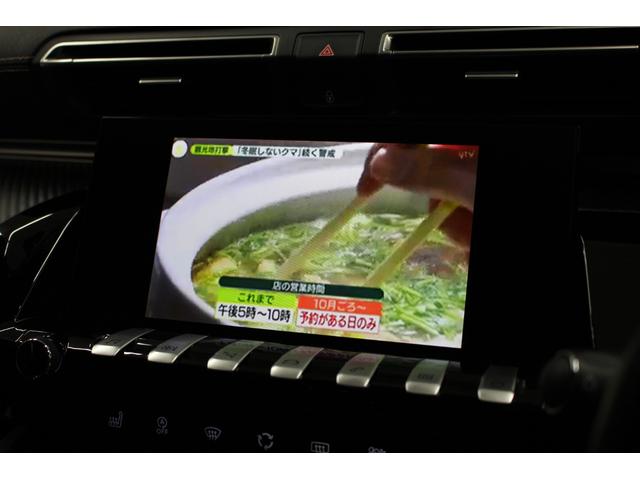 �_�b�V���{�[�h�����ɐݒu����Ă���W�C���`�^�b�`�X�N���[���́A�������F���E���쐫�������A���ʂȏ��\���Ƒ���@�\���W�񂵂Ă���܂��B�w��ЂƂŃX�}�[�g�t�H���̂悤�ɒ����I�ȑ��삪�\�ł������܂��B