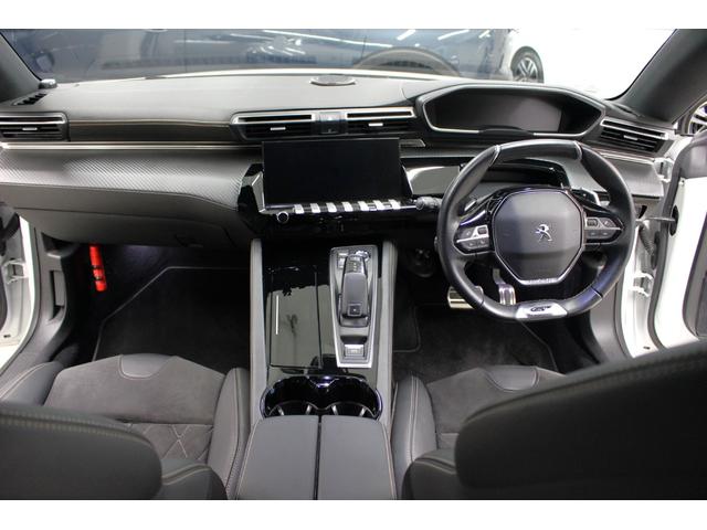 �N���[���A���U�[�A�J�[�{�����p�l���c�A���܂��܂ȃ}�e���A���ƁA�i�����d�˂Ă�����ԍ\�����D��Ȃ����`���B���̔������R�b�N�s�b�g�ŁA���q�l�̊y�����h���C�u�����y���݉������܂��B