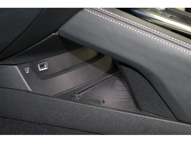 �X�}�[�g�t�H�����t�r�a�̍������̎�O�̃g���C�ɒu�������ŁA�����ŏ[�d��v���܂��B�i�X�}�[�g�t�H���̋@��ɂ���Ă͔������Ȃ��ꍇ���������܂��j