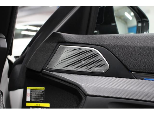 �㎿�ȃT�E���h���������邽�߂ɁA�t�����X���\����A�e�n�b�`�k�v���~�A���g���e���V�X�e���𓋍ځB�~�b�h�����W�E�[�n�[�T�A�c�B�[�^�[�S�A�T�u�E�[�n�[�P�̂P�O�X�s�[�J�[���D�ꂽ�T�E���h��t�ł܂��B