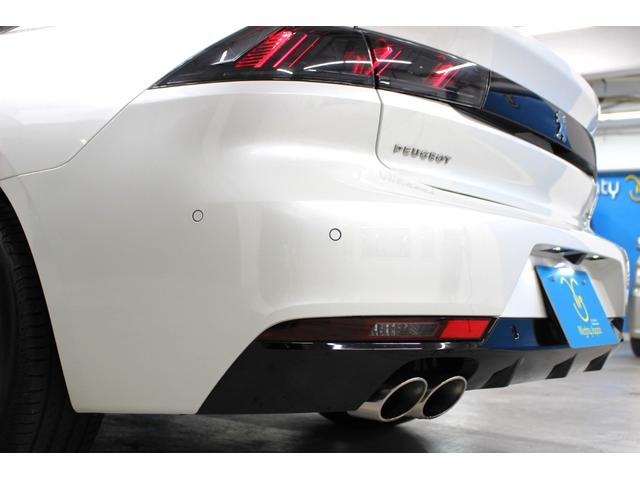 ���S���ɔ�׃��A�I�[�o�[�n���O���S�����Z�����ꂽ�ق��́A�قړ����v���|�[�V�����B���[�t���C���̓e�[���Q�[�g�Ɍ������ɂ₩�ȉ��~����`���A�{���l�b�g����T�C�h�ւƐL�т�v���X���C���ƃ����G���h�Ŏ�������