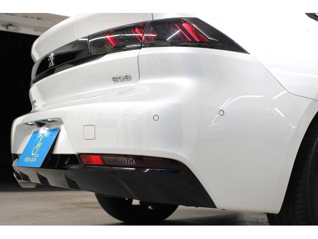 �O��̃t�F���_�[�̒���o�������������A�t�����g�̃|�W�V���������v�����C�I���̃L�o�̂悤�ɁA���܂ŐL�΂������ƂŁA���I�ȃt�����g�}�X�N������Ă���܂��B