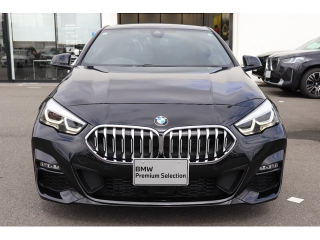 ２シリーズ ２１８ｄグランクーペ　Ｍスポーツ　ブラックサファイア／認定中古車／ディーラー／パワーシート／Ｐアシスト／ＵＳＢ／Ｂカメラ／Ｂｌｕｅｔｏｏｔｈ／前車追従機能／ＬＥＤヘッドライト／ＨＤＤナビ／スマートキー／衝突軽減ブレーキ／ＥＴＣ／（5枚目）