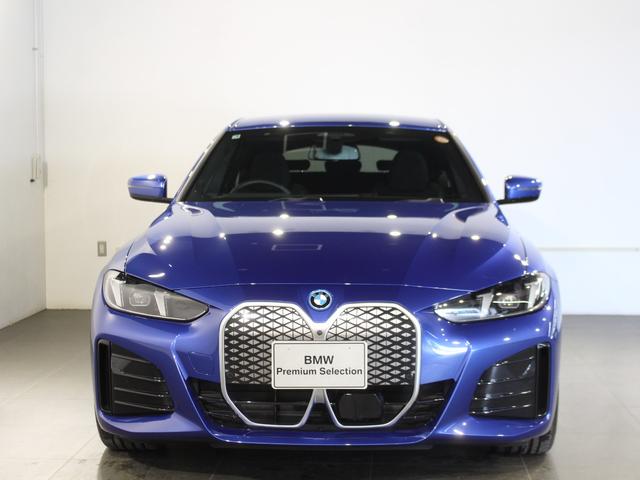 i4 eDrive 40 Mスポーツ ポルティマオブルー/認定中古車/デモカー/トップビューカメラ/電動シート/バックカメラ/アクティブクルーズコントロール/シートヒーター/ETC/Bluetoothオーディオ/パーキングアシスト/全周囲(3枚目)