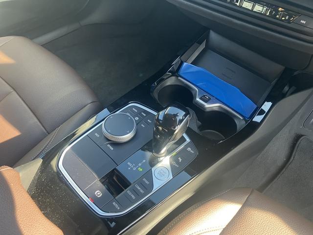 １シリーズ １１８ｉ　ファッショニスタ　認定中古車／正規ディーラー車／レンタカーアップ／禁煙車／ファッショニスタ／ステアリングヒーター／レザーシート／モカレザー／シートヒーター／アクティブクルーズコントロール／電動シート調整／ＥＴＣ／ナビ／（11枚目）