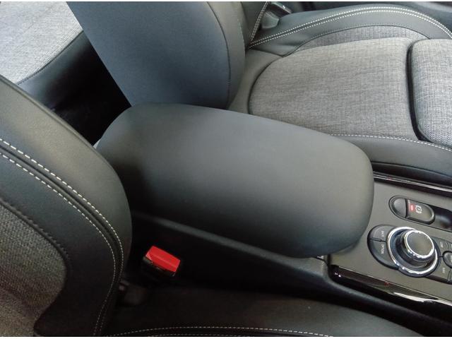 ＭＩＮＩ クーパークラブマンプレミアム＋Ｐ　クラシック・トリム　ＭＮ２年保証　ワンオーナー　ナビ　前後ドラレコ　社外品フルセグチューナー　ナノクホワイト／ブラックルーフ　アップルカープレイ　バックカメラ　前後ＰＤＣ　管理ユーザー下取り車（5枚目）