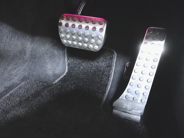 ＧＬＣ ＧＬＣ２２０　ｄ　４マチック　ＡＭＧライン　Ｂｌｕｅｔｏｏｔｈ接続　ＥＴＣ　ＬＥＤヘッドライト　ＴＶ　アイドリングストップ　クルーズコントロール　コネクテッド機能　サイドカメラ　サンルーフ・ガラスルーフ　シートヒーター　トランクスルー　ナビ（9枚目）