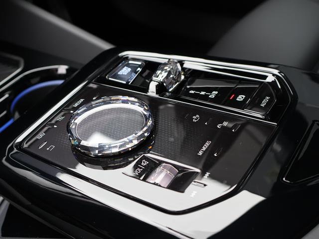 ｉ５ Ｍ６０　ｘＤｒｉｖｅ　メーカー保証＆Ｓインクルーシブ継承　走行３千ｋｍ　前後制御ステアリング　ＢＭＷ内蔵ドラレコ　ヘッドアップＤＩＳＰ　ｈａｒｍａｎサウンド　ハンズオフ　アンビエントライト　クリスタルダイヤル（46枚目）
