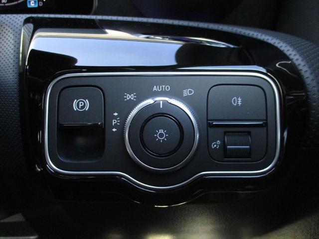 Ａクラス Ａ２００ｄ　ＡＭＧラインパッケージ　レーダーセーフティーパッケージ　ｍｅコネクト　パワーシート　シートヒーター　バックカメラ　ＥＴＣ２．０　ナビゲーション　ＴＶ　パークトロニックシステム　１８インチＡＭＧアルミホイール（28枚目）