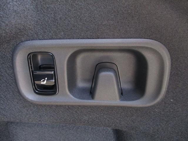 Cクラス C220dアバンギャルド AMGラインパッケージ セーフティービジョンパッケージ レザーエクスクルーシブパッケージ パノラミックスライディングルーフ ヘッドアップディスプレイ meコネクト 360度カメラ ETC2.0 パワーシート シートヒーター(11枚目)