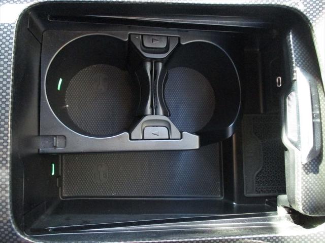 Ｃクラス Ｃ２００アバンギャルド　ＡＭＧラインパッケージ　ベーシックパッケージ　ドライバーズパッケージ　パノラミックスライディングルーフ　ヘッドアップディスプレイ　ｍｅコネクト　パワーシート　シートヒーター　３６０度カメラ　ＥＴＣ２．０　ナビゲーション　ＴＶ（42枚目）