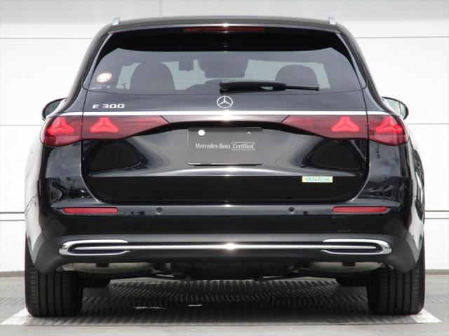 Ｅクラスステーションワゴン Ｅ３００　ステーションワゴン　エクスクルーシブ　デジタルインテリアパッケージ　レザーエクスクルーシブパッケージ　パノラミックスライディングルーフ　ヘッドアップディスプレイ　ｍｅコネクト　エアサスペンション　レザーシート　シートヒーター（7枚目）