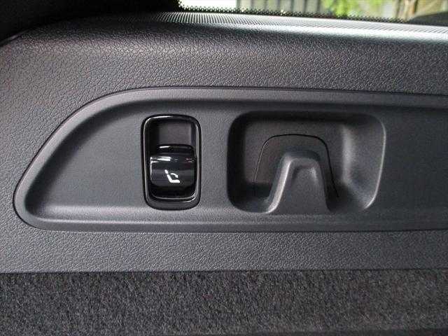 Ｅクラスステーションワゴン Ｅ３００　ステーションワゴン　エクスクルーシブ　デジタルインテリアパッケージ　レザーエクスクルーシブパッケージ　パノラミックスライディングルーフ　ヘッドアップディスプレイ　ｍｅコネクト　エアサスペンション　レザーシート　シートヒーター（11枚目）