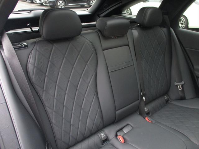 Ｅクラスステーションワゴン Ｅ３００　ステーションワゴン　エクスクルーシブ　デジタルインテリアパッケージ　レザーエクスクルーシブパッケージ　パノラミックスライディングルーフ　ヘッドアップディスプレイ　ｍｅコネクト　エアサスペンション　レザーシート　シートヒーター（18枚目）