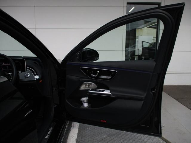 Ｅクラスステーションワゴン Ｅ３００　ステーションワゴン　エクスクルーシブ　デジタルインテリアパッケージ　レザーエクスクルーシブパッケージ　パノラミックスライディングルーフ　ヘッドアップディスプレイ　ｍｅコネクト　エアサスペンション　レザーシート　シートヒーター（19枚目）