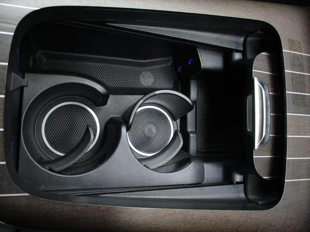 Ｅクラスステーションワゴン Ｅ３００　ステーションワゴン　エクスクルーシブ　デジタルインテリアパッケージ　レザーエクスクルーシブパッケージ　パノラミックスライディングルーフ　ヘッドアップディスプレイ　ｍｅコネクト　エアサスペンション　レザーシート　シートヒーター（44枚目）