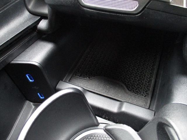 Ｅクラスステーションワゴン Ｅ３００　ステーションワゴン　エクスクルーシブ　デジタルインテリアパッケージ　レザーエクスクルーシブパッケージ　パノラミックスライディングルーフ　ヘッドアップディスプレイ　ｍｅコネクト　エアサスペンション　レザーシート　シートヒーター（45枚目）