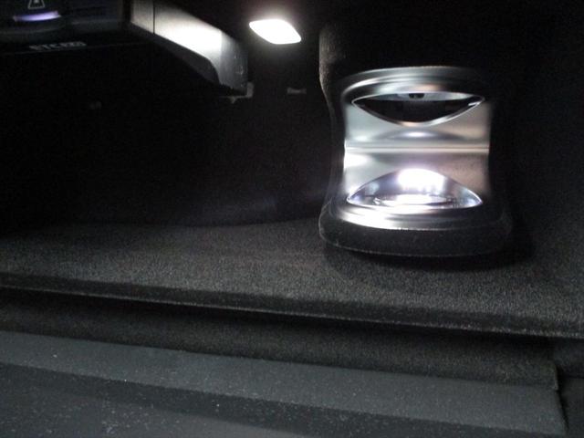 Ｅクラスステーションワゴン Ｅ３００　ステーションワゴン　エクスクルーシブ　デジタルインテリアパッケージ　レザーエクスクルーシブパッケージ　パノラミックスライディングルーフ　ヘッドアップディスプレイ　ｍｅコネクト　エアサスペンション　レザーシート　シートヒーター（53枚目）