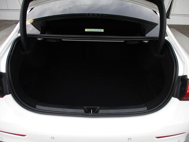 認定中古車の点検は最大１００項目にも及ぶ点検・整備項目が設定され、厳しい基準に適合し充実の設備を備えたサービス工場において、メルセデスに精通したスタッフが入念に実施致します。