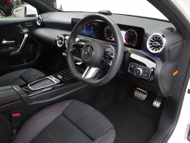 認定中古車の点検は最大１００項目にも及ぶ点検・整備項目が設定され、厳しい基準に適合し充実の設備を備えたサービス工場において、メルセデスに精通したスタッフが入念に実施致します。