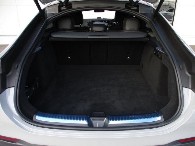 認定中古車の点検は最大１００項目にも及ぶ点検・整備項目が設定され、厳しい基準に適合し充実の設備を備えたサービス工場において、メルセデスに精通したスタッフが入念に実施致します。