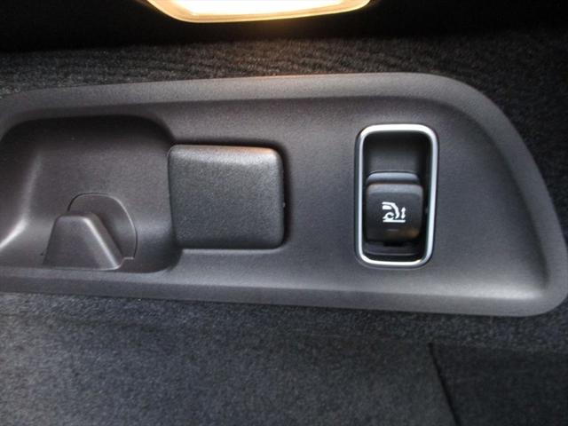 認定中古車の点検は最大１００項目にも及ぶ点検・整備項目が設定され、厳しい基準に適合し充実の設備を備えたサービス工場において、メルセデスに精通したスタッフが入念に実施致します。