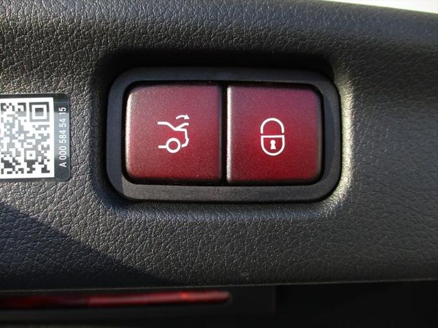 認定中古車の点検は最大１００項目にも及ぶ点検・整備項目が設定され、厳しい基準に適合し充実の設備を備えたサービス工場において、メルセデスに精通したスタッフが入念に実施致します。