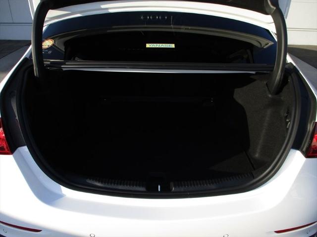 認定中古車の点検は最大１００項目にも及ぶ点検・整備項目が設定され、厳しい基準に適合し充実の設備を備えたサービス工場において、メルセデスに精通したスタッフが入念に実施致します。