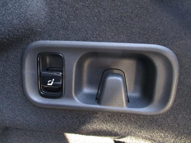 正規販売店の認定中古車は、第三者検査専門機関（ＡＩＳ）に寄って、内外装から機関に至るまで公正かつ厳正に検査されています。詳しくはスタッフまでお問合せ下さい。