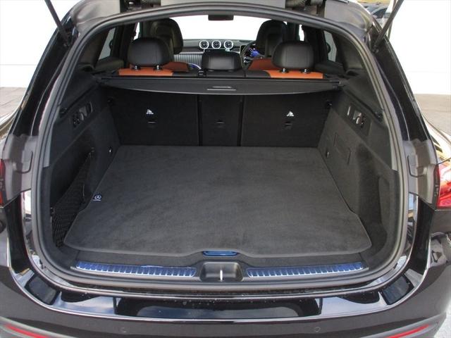 認定中古車の点検は最大１００項目にも及ぶ点検・整備項目が設定され、厳しい基準に適合し充実の設備を備えたサービス工場において、メルセデスに精通したスタッフが入念に実施致します。