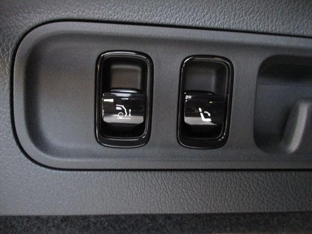 認定中古車の点検は最大１００項目にも及ぶ点検・整備項目が設定され、厳しい基準に適合し充実の設備を備えたサービス工場において、メルセデスに精通したスタッフが入念に実施致します。