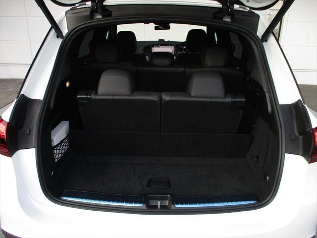 認定中古車の点検は最大１００項目にも及ぶ点検・整備項目が設定され、厳しい基準に適合し充実の設備を備えたサービス工場において、メルセデスに精通したスタッフが入念に実施致します。