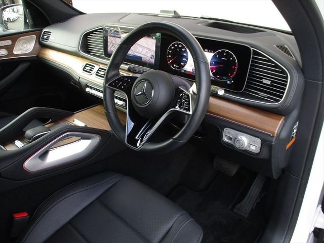 認定中古車の点検は最大１００項目にも及ぶ点検・整備項目が設定され、厳しい基準に適合し充実の設備を備えたサービス工場において、メルセデスに精通したスタッフが入念に実施致します。