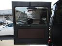 認定中古車の点検は最大100項目にも及ぶ点検・整備項目が設定され、厳しい基準に適合し充実の設備を備えたサービス工場において、メルセデスに精通したスタッフが入念に実施致します。