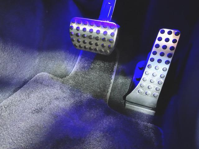 Ｃクラス Ｃ２２０　ｄ　アバンギャルド　ＡＭＧラインパッケージ　ベーシックパッケージ　Ｂｌｕｅｔｏｏｔｈ接続　ＥＴＣ　ＬＥＤヘッドライト　ＴＶ　アイドリングストップ　クルーズコントロール　コネクテッド機能　サイドカメラ　シートヒーター（9枚目）