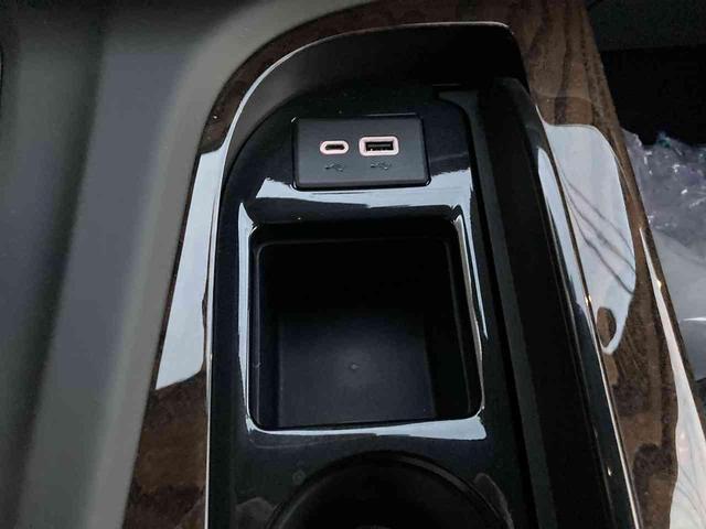 プラチナム　１オーナー　ユーザー買取車　　黒革　後席モニター　ＡｐｐｌｅＣａｒＰｌａｙＡｎｄｒｏｉｄＡｕｔｏ　マッサージ機能　ナビ　クーラーＢＯＸ　純正２２ＡＷワイヤレス充電(41枚目)