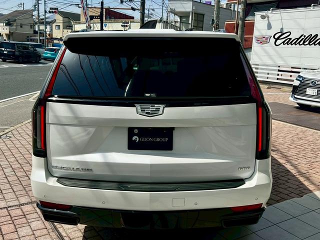 キャデラックエスカレード スポーツ　正規Ｄ車　クリスタルホワイト　アーバンレザ　Ｖ８ＯＨＶ　ステアシートヒータ　ベンチレーション　全周囲カメ　カープレイ　アダプティブクルーズ　Ｐルーフ　冷蔵庫　会話支援　エアサス　純２２ＡＷ　ＥＴＣ（8枚目）