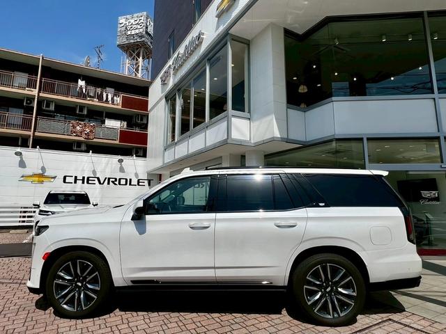 キャデラックエスカレード スポーツ　正規Ｄ車　クリスタルホワイト　アーバンレザ　Ｖ８ＯＨＶ　ステアシートヒータ　ベンチレーション　全周囲カメ　カープレイ　アダプティブクルーズ　Ｐルーフ　冷蔵庫　会話支援　エアサス　純２２ＡＷ　ＥＴＣ（12枚目）