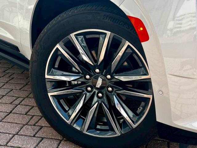 キャデラックエスカレード スポーツ　正規Ｄ車　クリスタルホワイト　アーバンレザ　Ｖ８ＯＨＶ　ステアシートヒータ　ベンチレーション　全周囲カメ　カープレイ　アダプティブクルーズ　Ｐルーフ　冷蔵庫　会話支援　エアサス　純２２ＡＷ　ＥＴＣ（17枚目）
