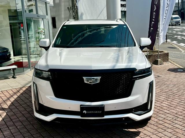 キャデラックエスカレード スポーツ　正規Ｄ車　クリスタルホワイト　アーバンレザ　Ｖ８ＯＨＶ　ステアシートヒータ　ベンチレーション　全周囲カメ　カープレイ　アダプティブクルーズ　Ｐルーフ　冷蔵庫　会話支援　エアサス　純２２ＡＷ　ＥＴＣ（67枚目）