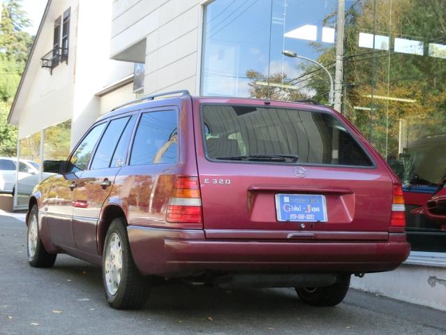 Eクラスステーションワゴン E320ステーションワゴン 新車並行 左ハンドル 5速A/T 本革シート サンルーフ(4枚目)