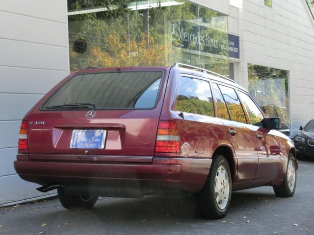 Eクラスステーションワゴン E320ステーションワゴン 新車並行 左ハンドル 5速A/T 本革シート サンルーフ(5枚目)