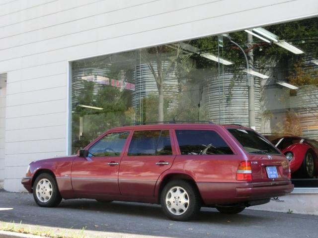 Eクラスステーションワゴン E320ステーションワゴン 新車並行 左ハンドル 5速A/T 本革シート サンルーフ(6枚目)