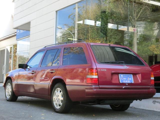 Eクラスステーションワゴン E320ステーションワゴン 新車並行 左ハンドル 5速A/T 本革シート サンルーフ(9枚目)