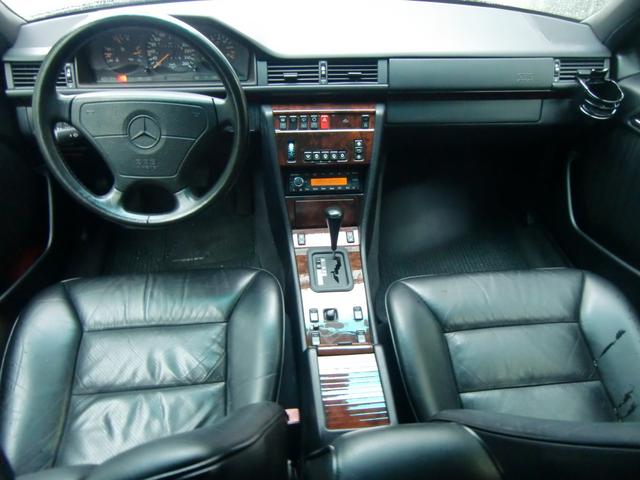 Eクラスステーションワゴン E320ステーションワゴン 新車並行 左ハンドル 5速A/T 本革シート サンルーフ(10枚目)