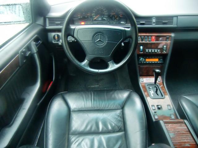 Eクラスステーションワゴン E320ステーションワゴン 新車並行 左ハンドル 5速A/T 本革シート サンルーフ(11枚目)